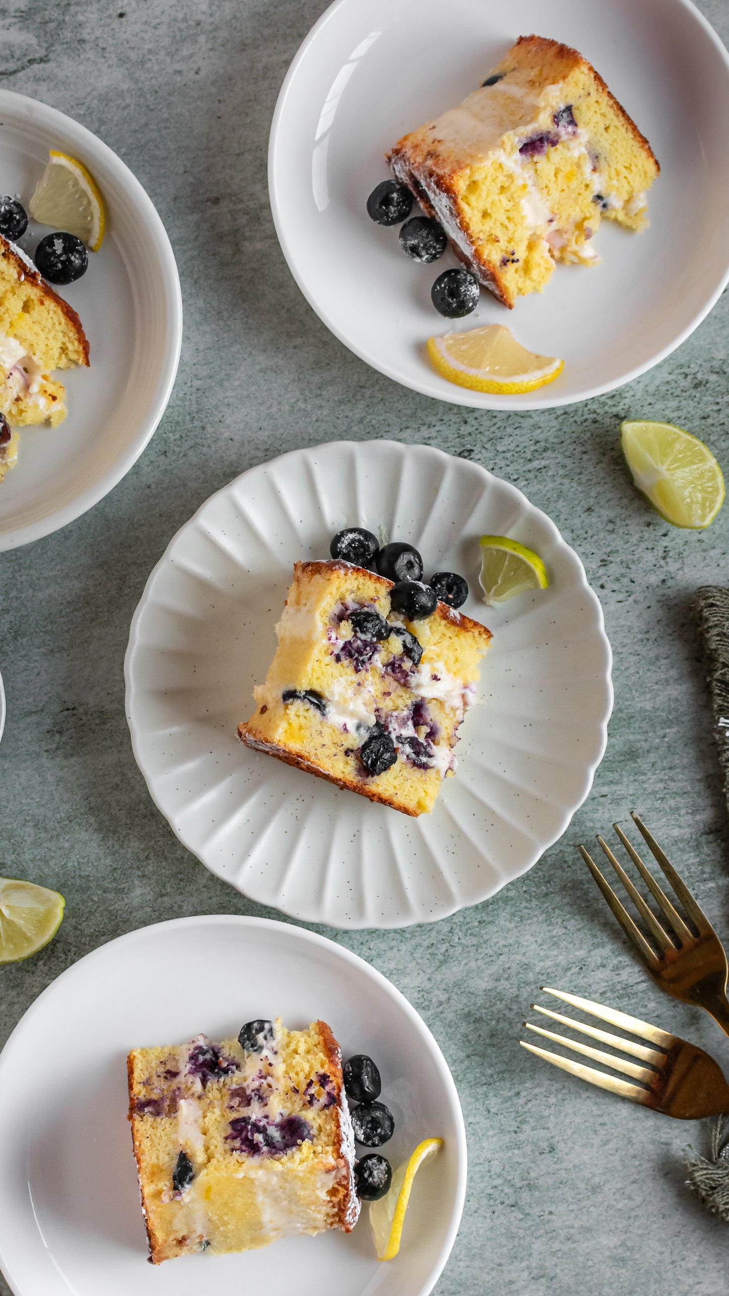 Lemon bluberry flourless cake with Frosting
